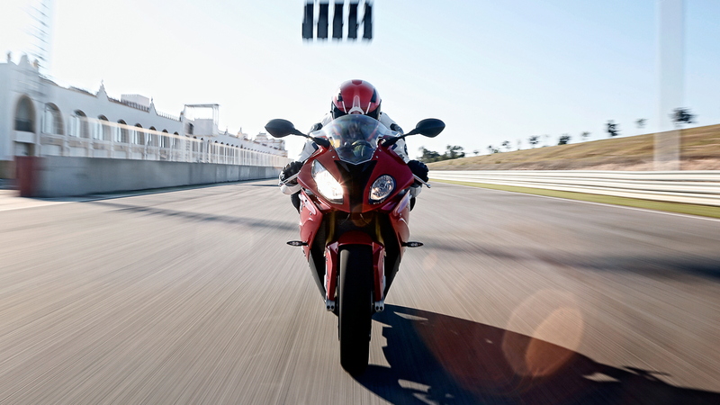 Illustration for article titled New BMW S1000RR Has Launch Control And Lean Angle Display, Still Ugly